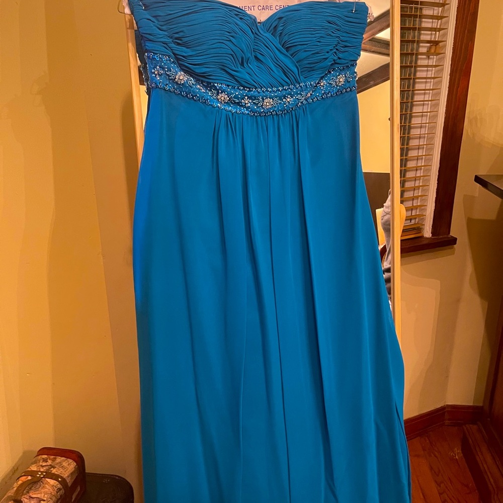 I’m selling a dress!